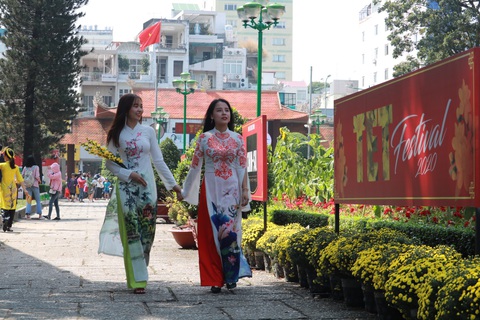 Người Việt nhìn chung thích mặc màu vàng hoặc đỏ trong 3 ngày Tết - Ảnh 1. Người Việt nhìn chung thích mặc màu vàng hoặc đỏ trong 3 ngày Tết - Ảnh 1.
