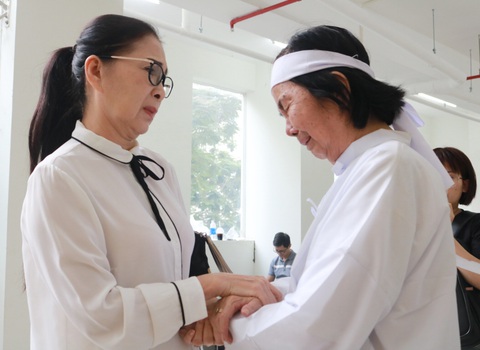 Nguyên Thủ tướng Nguyễn Tấn Dũng và nhiều nghệ sĩ đến chia buồn cùng gia đình Nguyễn Chánh Tín - Ảnh 8. Nguyên Thủ tướng Nguyễn Tấn Dũng và nhiều nghệ sĩ đến chia buồn cùng gia đình Nguyễn Chánh Tín - Ảnh 8.