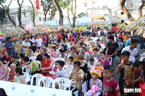 Bệnh nhi vui chợ xuân, mừng năm mới - Ảnh 4. Bệnh nhi vui chợ xuân, mừng năm mới - Ảnh 4.