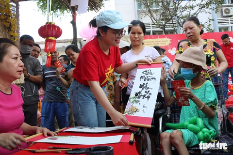 Bệnh nhi vui chợ xuân, mừng năm mới - Ảnh 5. Bệnh nhi vui chợ xuân, mừng năm mới - Ảnh 5.