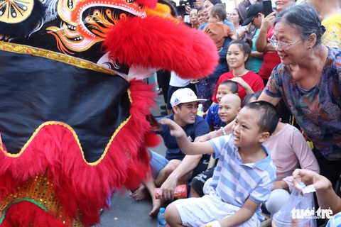 Bệnh nhi vui chợ xuân, mừng năm mới - Ảnh 7. Bệnh nhi vui chợ xuân, mừng năm mới - Ảnh 7.