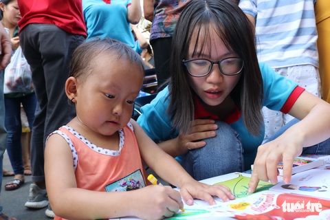 Bệnh nhi vui chợ xuân, mừng năm mới - Ảnh 8. Bệnh nhi vui chợ xuân, mừng năm mới - Ảnh 8.