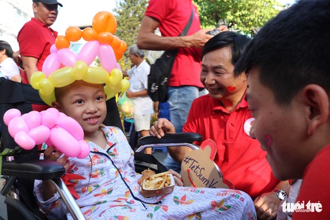Bệnh nhi vui chợ xuân, mừng năm mới - Ảnh 1. Bệnh nhi vui chợ xuân, mừng năm mới - Ảnh 1.