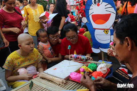 Bệnh nhi vui chợ xuân, mừng năm mới - Ảnh 2. Bệnh nhi vui chợ xuân, mừng năm mới - Ảnh 2.