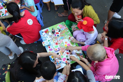 Bệnh nhi vui chợ xuân, mừng năm mới - Ảnh 3. Bệnh nhi vui chợ xuân, mừng năm mới - Ảnh 3.