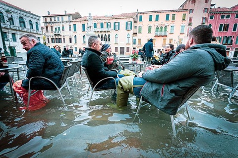 Nữ phóng viên quẩy balô vào Venice ngập trong biển nước - Ảnh 1. Nữ phóng viên quẩy balô vào Venice ngập trong biển nước - Ảnh 1.
