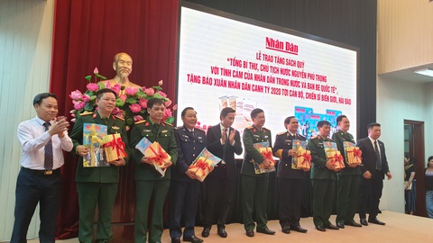 Tặng sách về Tổng bí thư, Chủ tịch nước Nguyễn Phú Trọng cho chiến sĩ hải đảo - Ảnh 1. Tặng sách về Tổng bí thư, Chủ tịch nước Nguyễn Phú Trọng cho chiến sĩ hải đảo - Ảnh 1.