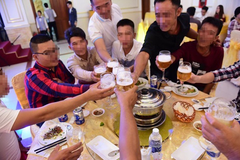 Uống nhiều loại rượu bia cùng lúc, coi chừng! - Ảnh 1. Uống nhiều loại rượu bia cùng lúc, coi chừng! - Ảnh 1.