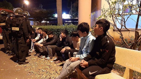 Vì nợ nần, hàng trăm thanh thiếu niên dàn trận dao kiếm như phim kiếm hiệp - Ảnh 2. Vì nợ nần, hàng trăm thanh thiếu niên dàn trận dao kiếm như phim kiếm hiệp - Ảnh 2.