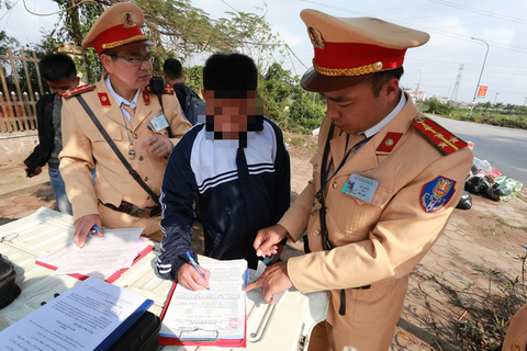 Chạy xe đi học sau khi uống rượu, học sinh nam nói tại mấy anh mời - Ảnh 2. Chạy xe đi học sau khi uống rượu, học sinh nam nói tại mấy anh mời - Ảnh 2.