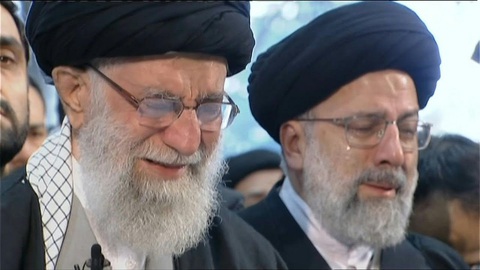 Đại giáo chủ Iran khóc nức nở bên linh cữu tướng Soleimani - Ảnh 1. Đại giáo chủ Iran khóc nức nở bên linh cữu tướng Soleimani - Ảnh 1.