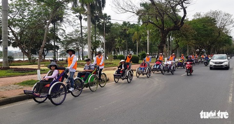 Lãnh đạo tỉnh Thừa Thiên Huế đối thoại với người đạp xích lô du lịch - Ảnh 2. Lãnh đạo tỉnh Thừa Thiên Huế đối thoại với người đạp xích lô du lịch - Ảnh 2.