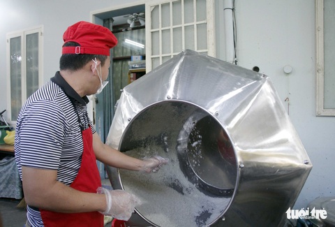 Máy phụ gói bánh chưng, 1 phút xong một bánh - Ảnh 5. Máy phụ gói bánh chưng, 1 phút xong một bánh - Ảnh 5.