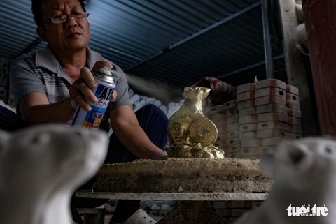 Chuột vàng làng Bát Tràng giá rẻ, đắt khách những ngày giáp tết - Ảnh 7. Chuột vàng làng Bát Tràng giá rẻ, đắt khách những ngày giáp tết - Ảnh 7.