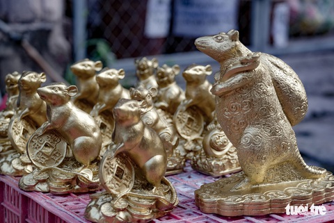 Chuột vàng làng Bát Tràng giá rẻ, đắt khách những ngày giáp tết - Ảnh 9. Chuột vàng làng Bát Tràng giá rẻ, đắt khách những ngày giáp tết - Ảnh 9.