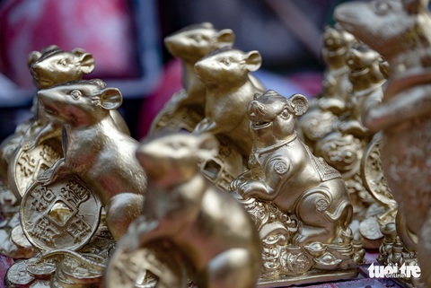 Chuột vàng làng Bát Tràng giá rẻ, đắt khách những ngày giáp tết - Ảnh 1. Chuột vàng làng Bát Tràng giá rẻ, đắt khách những ngày giáp tết - Ảnh 1.