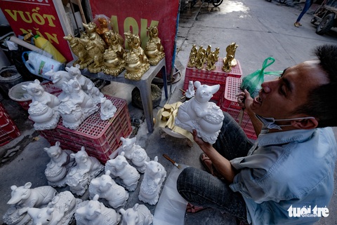 Chuột vàng làng Bát Tràng giá rẻ, đắt khách những ngày giáp tết - Ảnh 10. Chuột vàng làng Bát Tràng giá rẻ, đắt khách những ngày giáp tết - Ảnh 10.