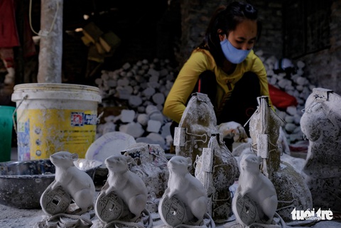 Chuột vàng làng Bát Tràng giá rẻ, đắt khách những ngày giáp tết - Ảnh 4. Chuột vàng làng Bát Tràng giá rẻ, đắt khách những ngày giáp tết - Ảnh 4.