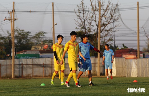 Không được vào sân, cổ động viên xem U23 Việt Nam tập qua rào chắn - Ảnh 6. Không được vào sân, cổ động viên xem U23 Việt Nam tập qua rào chắn - Ảnh 6.