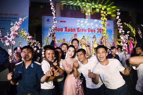 Mùa xuân biển đảo lần 9: Sóng dữ không cản được tình người - Ảnh 1. Mùa xuân biển đảo lần 9: Sóng dữ không cản được tình người - Ảnh 1.