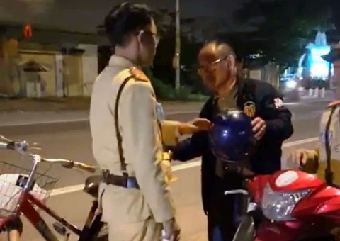 Một người Trung Quốc say xỉn đi xe đạp bị phạt 500.000 đồng - Ảnh 1. Một người Trung Quốc say xỉn đi xe đạp bị phạt 500.000 đồng - Ảnh 1.