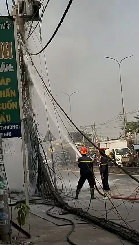 Cột điện ven quốc lộ ở TP.HCM bốc cháy ngùn ngụt kèm theo nhiều tiếng nổ - Ảnh 3. Cột điện ven quốc lộ ở TP.HCM bốc cháy ngùn ngụt kèm theo nhiều tiếng nổ - Ảnh 3.