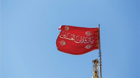 Sự thật về cờ đỏ máu lần đầu treo trên thánh đường ở Iran - Ảnh 1. Sự thật về cờ đỏ máu lần đầu treo trên thánh đường ở Iran - Ảnh 1.