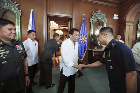 Tổng thống Duterte lệnh sẵn sàng sơ tán 1,2 triệu người Philippines ở Trung Đông - Ảnh 1. Tổng thống Duterte lệnh sẵn sàng sơ tán 1,2 triệu người Philippines ở Trung Đông - Ảnh 1.