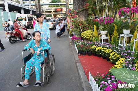 Đường hoa xuân cho bệnh nhân ở Bệnh viện Chợ Rẫy - Ảnh 11. Đường hoa xuân cho bệnh nhân ở Bệnh viện Chợ Rẫy - Ảnh 11.