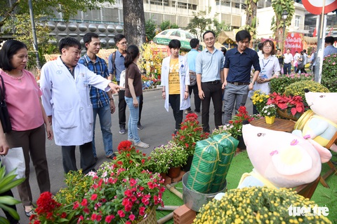 Đường hoa xuân cho bệnh nhân ở Bệnh viện Chợ Rẫy - Ảnh 15. Đường hoa xuân cho bệnh nhân ở Bệnh viện Chợ Rẫy - Ảnh 15.