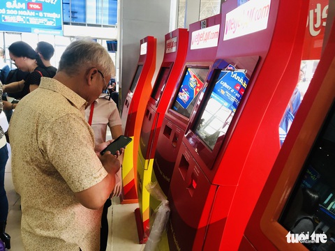 Xếp hàng soi chiếu an ninh quá đông và cận giờ bay, hành khách cần làm gì? - Ảnh 2. Xếp hàng soi chiếu an ninh quá đông và cận giờ bay, hành khách cần làm gì? - Ảnh 2.