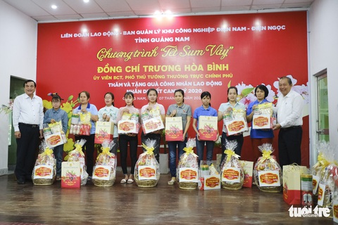 Phó thủ tướng Trương Hòa Bình trao quà tết cho công nhân Quảng Nam - Ảnh 3. Phó thủ tướng Trương Hòa Bình trao quà tết cho công nhân Quảng Nam - Ảnh 3.