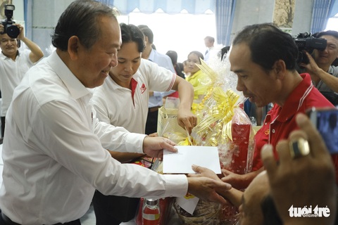 Phó thủ tướng Trương Hòa Bình trao quà tết cho công nhân Quảng Nam - Ảnh 2. Phó thủ tướng Trương Hòa Bình trao quà tết cho công nhân Quảng Nam - Ảnh 2.