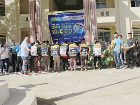 Điện Máy Xanh miệt mài hành trình trao 10.000 nồi Cơm dẻo - Bếp ấm - Ảnh 1. Điện Máy Xanh miệt mài hành trình trao 10.000 nồi Cơm dẻo - Bếp ấm - Ảnh 1.