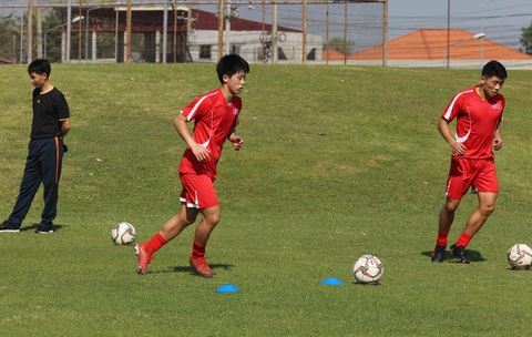 Cầu thủ U23 Triều Tiên chạy ra đường nhặt bóng trong buổi tập lộ thiên - Ảnh 7. Cầu thủ U23 Triều Tiên chạy ra đường nhặt bóng trong buổi tập lộ thiên - Ảnh 7.