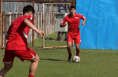 Cầu thủ U23 Triều Tiên chạy ra đường nhặt bóng trong buổi tập lộ thiên - Ảnh 5. Cầu thủ U23 Triều Tiên chạy ra đường nhặt bóng trong buổi tập lộ thiên - Ảnh 5.
