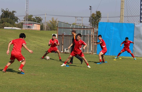 Cầu thủ U23 Triều Tiên chạy ra đường nhặt bóng trong buổi tập lộ thiên - Ảnh 11. Cầu thủ U23 Triều Tiên chạy ra đường nhặt bóng trong buổi tập lộ thiên - Ảnh 11.