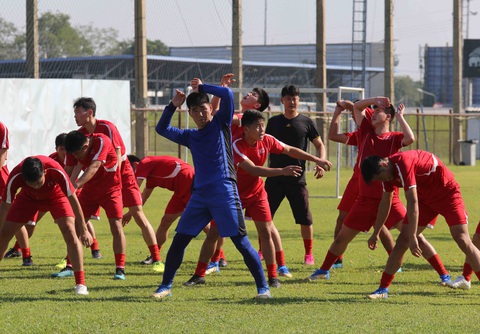 Cầu thủ U23 Triều Tiên chạy ra đường nhặt bóng trong buổi tập lộ thiên - Ảnh 1. Cầu thủ U23 Triều Tiên chạy ra đường nhặt bóng trong buổi tập lộ thiên - Ảnh 1.