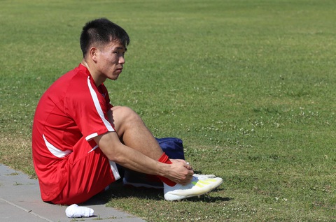 Cầu thủ U23 Triều Tiên chạy ra đường nhặt bóng trong buổi tập lộ thiên - Ảnh 13. Cầu thủ U23 Triều Tiên chạy ra đường nhặt bóng trong buổi tập lộ thiên - Ảnh 13.