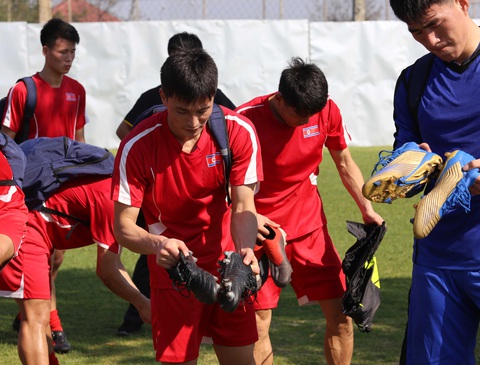 Cầu thủ U23 Triều Tiên chạy ra đường nhặt bóng trong buổi tập lộ thiên - Ảnh 14. Cầu thủ U23 Triều Tiên chạy ra đường nhặt bóng trong buổi tập lộ thiên - Ảnh 14.