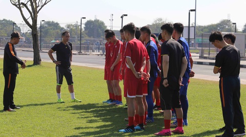 Cầu thủ U23 Triều Tiên chạy ra đường nhặt bóng trong buổi tập lộ thiên - Ảnh 12. Cầu thủ U23 Triều Tiên chạy ra đường nhặt bóng trong buổi tập lộ thiên - Ảnh 12.