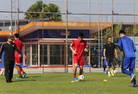 Cầu thủ U23 Triều Tiên chạy ra đường nhặt bóng trong buổi tập lộ thiên - Ảnh 10. Cầu thủ U23 Triều Tiên chạy ra đường nhặt bóng trong buổi tập lộ thiên - Ảnh 10.