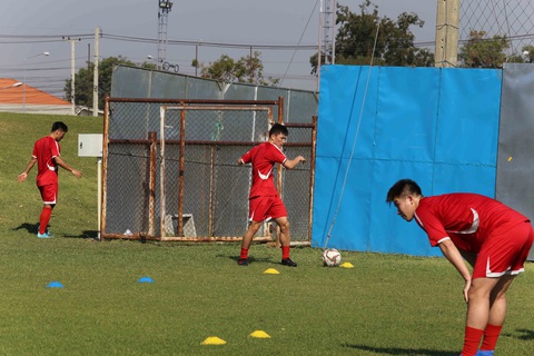 Cầu thủ U23 Triều Tiên chạy ra đường nhặt bóng trong buổi tập lộ thiên - Ảnh 4. Cầu thủ U23 Triều Tiên chạy ra đường nhặt bóng trong buổi tập lộ thiên - Ảnh 4.