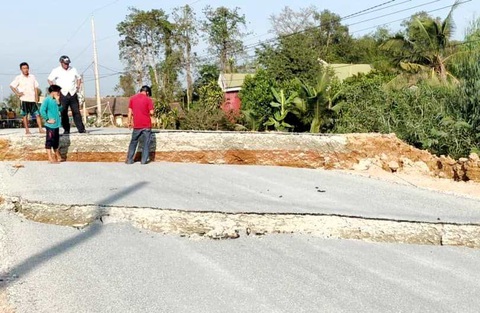 Con đường lún sâu 1m khi chuẩn bị nghiệm thu - Ảnh 2. Con đường lún sâu 1m khi chuẩn bị nghiệm thu - Ảnh 2.