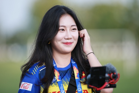 Nữ phóng viên Hàn Quốc xinh đẹp sang Thái Lan cổ vũ thầy trò ông Park - Ảnh 1. Nữ phóng viên Hàn Quốc xinh đẹp sang Thái Lan cổ vũ thầy trò ông Park - Ảnh 1.