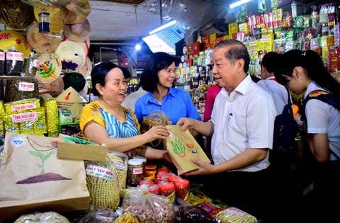 Chủ tịch tỉnh kể chuyện đi dự giờ, nhặt rác, gặp tài xế xích lô... - Ảnh 7. Chủ tịch tỉnh kể chuyện đi dự giờ, nhặt rác, gặp tài xế xích lô... - Ảnh 7.