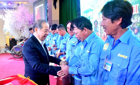 Chủ tịch tỉnh kể chuyện đi dự giờ, nhặt rác, gặp tài xế xích lô... - Ảnh 11. Chủ tịch tỉnh kể chuyện đi dự giờ, nhặt rác, gặp tài xế xích lô... - Ảnh 11.