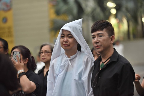 Vợ Nguyễn Chánh Tín đau buồn tiễn đưa chồng về nơi an nghỉ - Ảnh 5. Vợ Nguyễn Chánh Tín đau buồn tiễn đưa chồng về nơi an nghỉ - Ảnh 5.