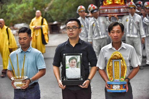Vợ Nguyễn Chánh Tín đau buồn tiễn đưa chồng về nơi an nghỉ - Ảnh 8. Vợ Nguyễn Chánh Tín đau buồn tiễn đưa chồng về nơi an nghỉ - Ảnh 8.