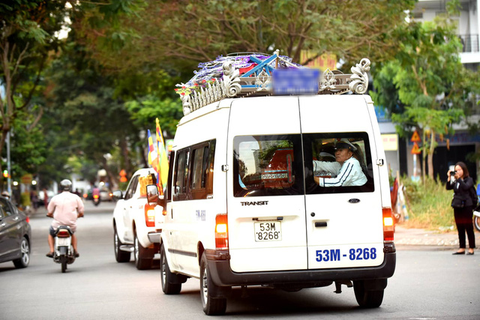 Vợ Nguyễn Chánh Tín đau buồn tiễn đưa chồng về nơi an nghỉ - Ảnh 10. Vợ Nguyễn Chánh Tín đau buồn tiễn đưa chồng về nơi an nghỉ - Ảnh 10.